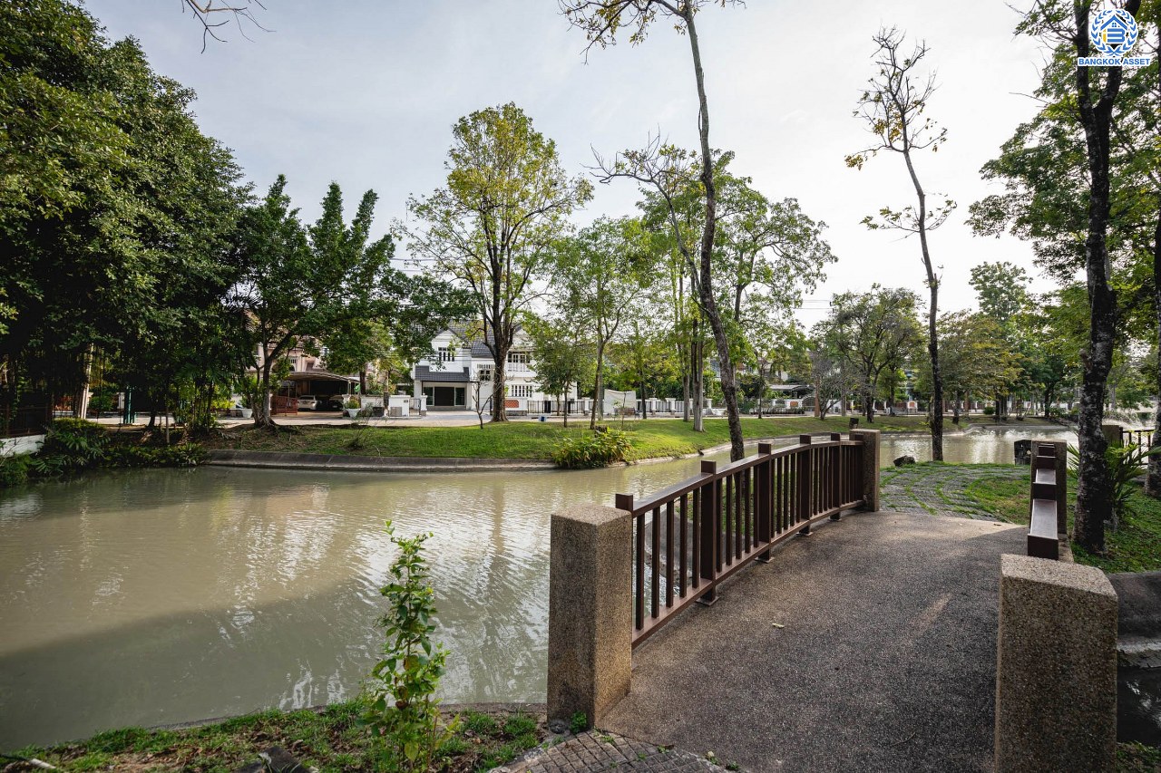 บ้านมือสองตกแต่งใหม่ โครงการ ลัดดารมย์ เพชรเกษม69 ตกแต่งหรูหราดีไซน์สุด Classic วิวสวนสาธารณะ ใกล้ส่วนกลาง บนเนื้อที่ 173.5 ตร.ว. ฟังก์ชันจัดเต็ม 4 ห้องนอน 4 ห้องน้ำ 1 ห้องอเนกประสงค์ 1 ห้องแม่บ้าน จอดรถได้ถึง 2 คัน บนทำเลศักยภาพ เชื่อมต่อหลายเส้นทาง ใกล้เดอะมอลล์บางแค จุดขึ้นทางด่วน "กาญจนาภิเษก" และรถไฟฟ้าสายสีน้ำเงิน "สถานีหลักสอง"